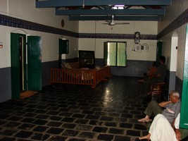 Stará hala s pohovkou Ramany Mahárišiho v Ramanášramu