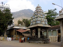 Pohled na Arunáčalu z velkého chrámu v Tiruvannamalai
