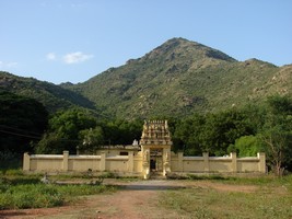 Jeden z chrámů na pradakšině při úpatí Arunáčaly